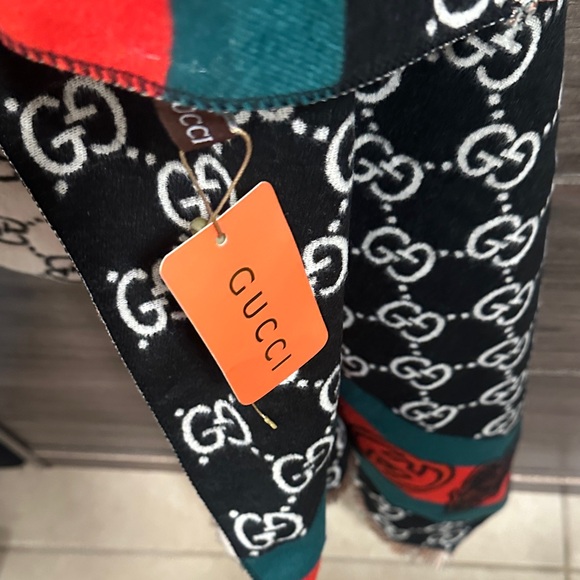 🤩 NWT Gucci Black and Tan reversible Red and Green Logo Scarf - Picture 5 of 6